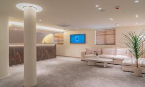 a waiting room with a couch and a table at Jamsil Orosie Hotel in Seoul