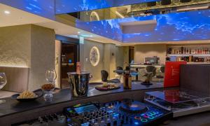 a bar in a restaurant with a blue ceiling at Jamsil Orosie Hotel in Seoul