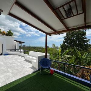 un patio con un divano bianco e una sedia blu di Apartamento familiar a Same