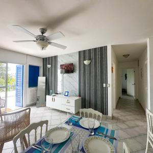 una sala da pranzo con tavolo e sedie e un ventilatore a soffitto di Apartamento familiar a Same