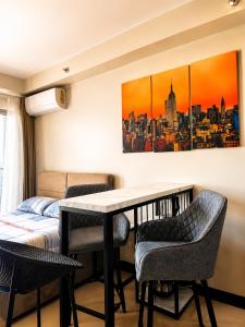a room with a table and chairs and a bed at Arastar Escape - Relax and Unwind- NetFlix - Fast Wifi - Pool Access in Suba