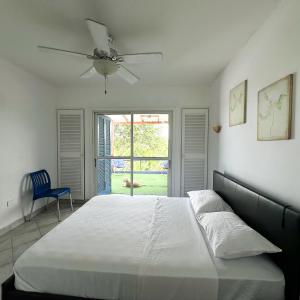 una camera da letto con un letto e un ventilatore a soffitto di Apartamento familiar a Same Altre 5 foto