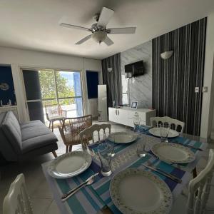 un soggiorno con tavolo da pranzo con ventilatore a soffitto di Apartamento familiar a Same