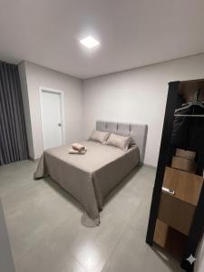 a bedroom with a bed in a room at Casa Premium NOVA - Perto do Shopping em SINOP in Sinop