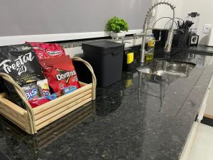 a kitchen with a counter with a sink and a counter sidx sidx sidx at Casa Premium NOVA - Perto do Shopping em SINOP in Sinop
