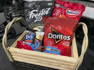 a basket filled with chips and other snacks at Casa Premium NOVA - Perto do Shopping em SINOP in Sinop +31 photos