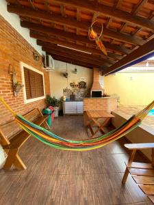 eine Hängematte mitten im Wohnzimmer in der Unterkunft Cantinho Rústico Brotas SP + Piscina Privativa + Ar Condicionado in Brotas