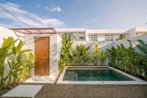 a swimming pool in the backyard of a house at Villa Pia Pererenan in Cemagi