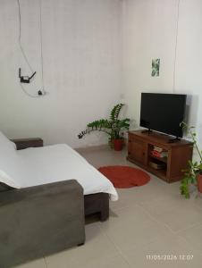 a bedroom with a bed and a tv on a table at Casa Baunilha in Cavalcante