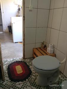 a bathroom with a toilet in a room at Casa Baunilha in Cavalcante +15 photos