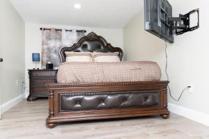 a bedroom with a bed and a tv in a room at Juliet's Cozy Retreat in Worcester