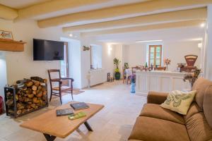 a living room with a couch and a table at Ecogîte cévénola 3 personnes in Molezon