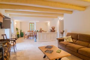 a living room with a couch and a table at Ecogîte cévénola 3 personnes in Molezon