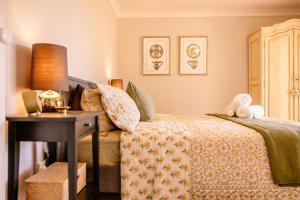 a bedroom with a bed and a table with a lamp at 'Videre' in Rylstone