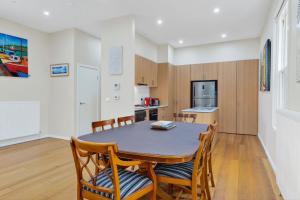 eine Küche und ein Esszimmer mit Tisch und Stühlen in der Unterkunft Elenora in Queenscliff + 7 Fotos
