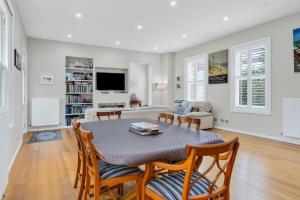 ein Esszimmer mit Tisch und Stühlen und ein Wohnzimmer in der Unterkunft Elenora in Queenscliff
