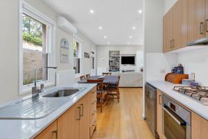 eine Küche mit Spüle und ein Wohnzimmer in der Unterkunft Elenora in Queenscliff
