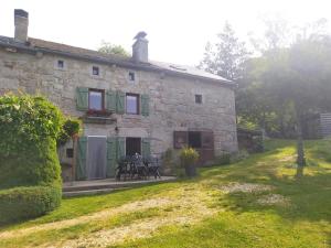 an old stone house with tables and chairs in front of it at La drosera in Lajo