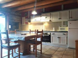 a kitchen with a table and some chairs in it at La drosera in Lajo