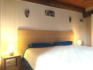 a bedroom with a bed with two lamps and two pictures on the wall at La drosera in Lajo