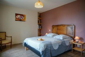 a bedroom with a bed with a hat on it at La maison de clémence 6 personnes in Mialanes