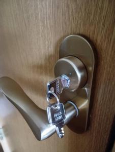 a metal doorhandle with a key in a lock at 民泊kururu 個室 鍵付き朝パン付きライダー用ガレージ有り in Nishidani