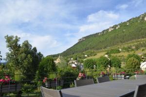 a table with a view of a mountain at Gîte les falaises à barjac in Barjac