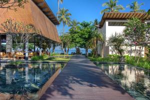 Taman di luar Katamaran Hotel & Resort Lombok