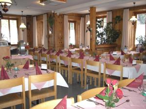 Restoran või mõni muu söögikoht majutusasutuses Hotel Preda Kulm