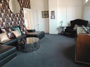 ein Wohnzimmer mit Sofa und Tisch in der Unterkunft Ozone Tower in Queenscliff