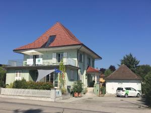 a house with a car parked in front of it at Hopfengrün Langenthal in Langenthal