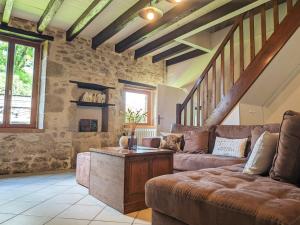 a living room with a couch and a table at Gite 15 pers tout compris Les Lucioles in Crevant