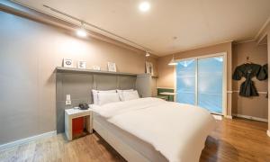 a bedroom with a large white bed and a window at HOTEL STAY AYANA DAEJEON in Daejeon +57 photos