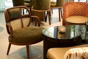 ein Zimmer mit Stühlen, einem Tisch und einem Stuhl in der Unterkunft The Cloud One Lisbon in Lissabon + 73 Fotos