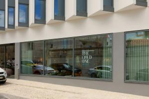 ein Ladenlokal mit einem Schild im Fenster in der Unterkunft The Cloud One Lisbon in Lissabon