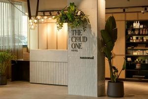 ein Schild an einer Wand in einem Zimmer mit Pflanzen in der Unterkunft The Cloud One Lisbon in Lissabon