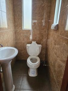 a bathroom with a toilet and a sink at CABAÑAS SANAMBO fraccionamiento los gallos in Balastre Rojo