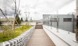 a walkway on the side of a building at Jeonju Tourist Hotel kkotsim in Jeonju