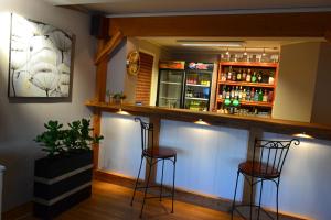 Lounge o bar area sa VIKEDAL VERTSHUS hotel