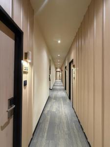 a long hallway with wooden walls and a long aisle at Hotel Mirda Puncak Alam in Bandar Puncak Alam