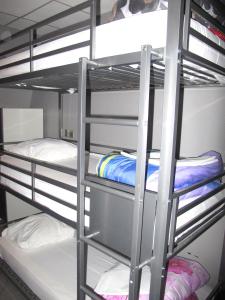 Двухъярусная кровать или двухъярусные кровати в номере Peace & Love Hostel