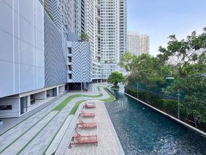 a river in the middle of a city with buildings at Sanphawut IDEO CONDO in Bang Chak