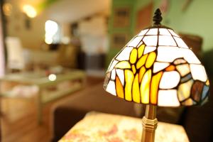 una lámpara de vidriera sentada sobre una mesa en Apartments&Rooms Jelavić en Seget Vranjica