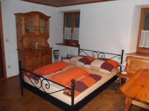 Schlafzimmer mit einem Bett und einem Holztisch in der Unterkunft Ferienwohnung Luzia in Eichstegen