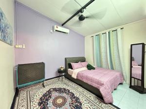 a bedroom with a bed and a mirror at Homestay Teera in Chemor