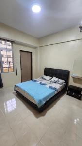 a bedroom with a bed in the corner of a room at Merlin Home@Crown Imperial Court in Tanah Rata