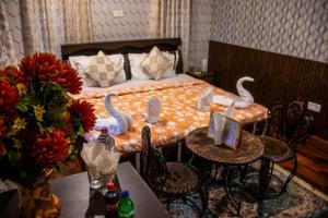 a bedroom with a bed with two swans on it at Amberwoodinn in Munglor