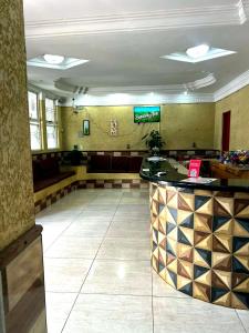 a restaurant with a bar in the middle of a room at Hotel Independência Executive in Goiânia