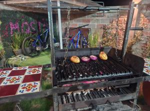 ein Grill, auf dem Donuts im Garten gebacken werden in der Unterkunft Chalet MQSTO in La Cañada