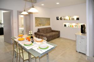 una sala de estar con una mesa y un sofá en Ognissanti 67, en Florencia